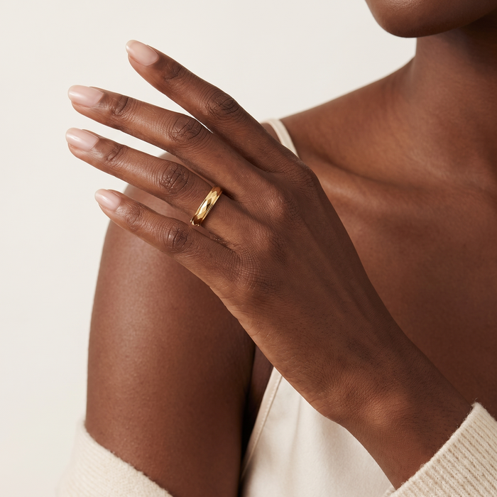 Spinner Ring in gold, worn on the hand