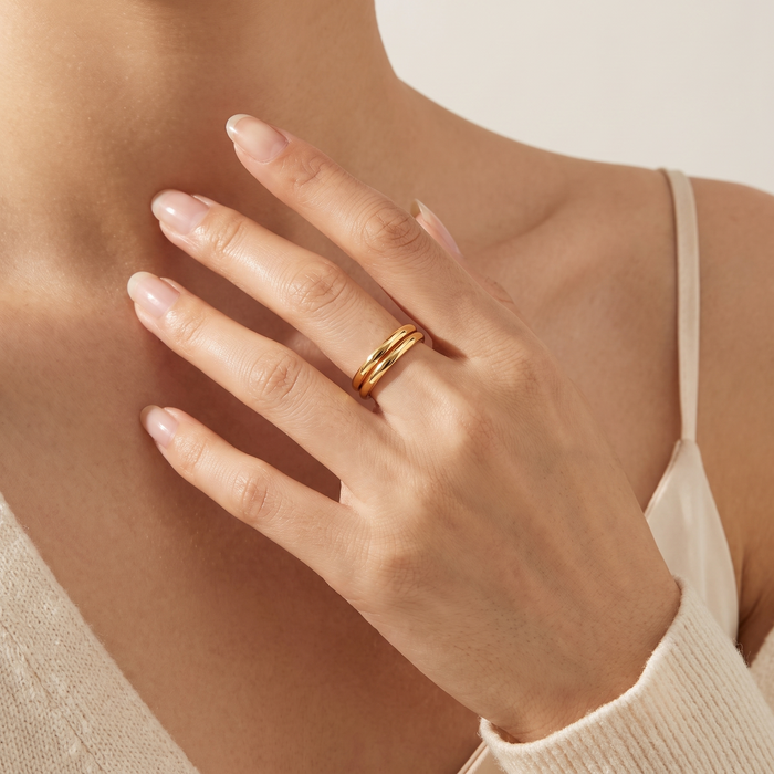 Double Ring in gold, worn on the hand