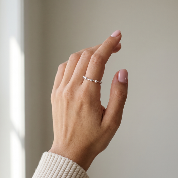 Slider Ring in silver, worn on the hand