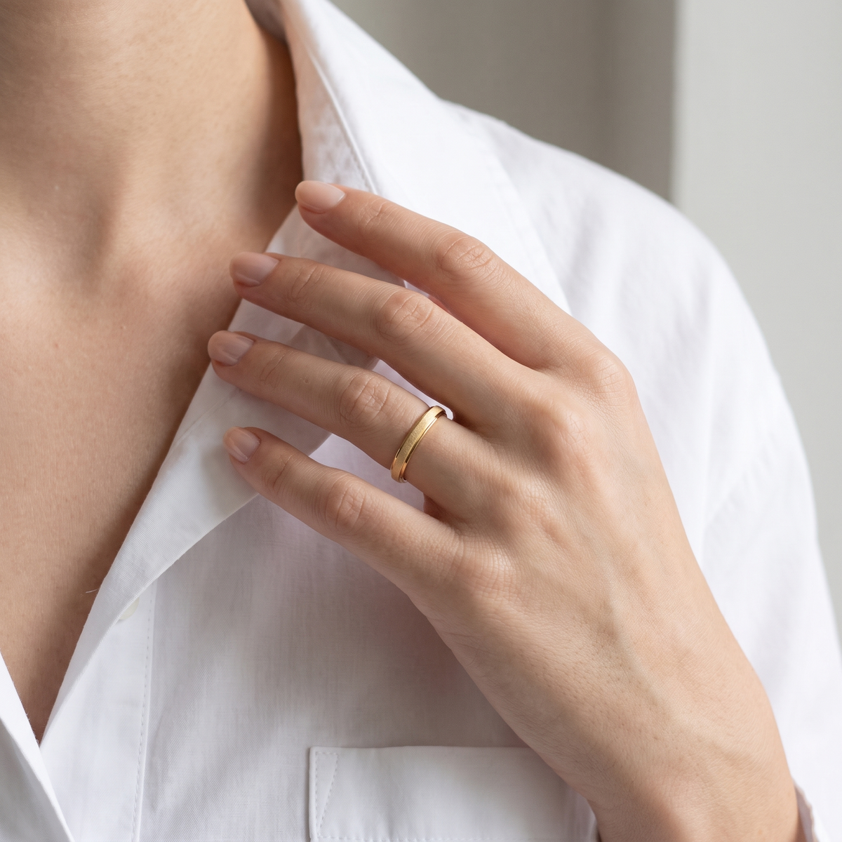Frosted Ring in gold, worn on the hand
