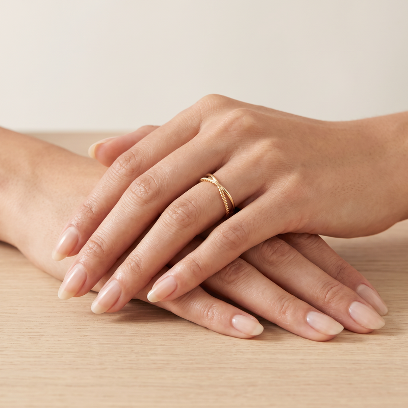 Thread Ring in gold, worn on the hand
