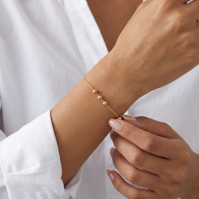 Slider Bracelet in gold, worn on the wrist