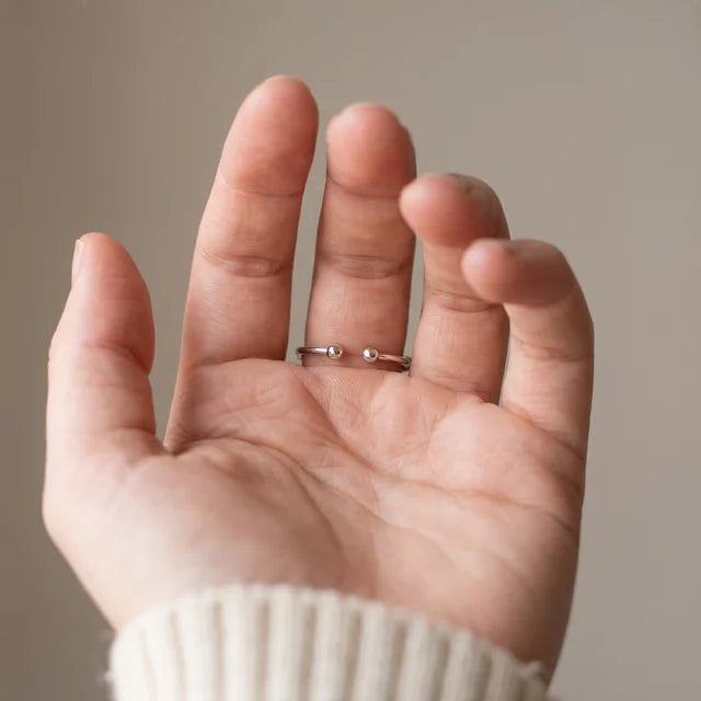 Slider Ring in silver, worn on the hand, seen from the palm