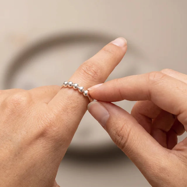 Slider Ring in silver, worn on the hand, easing the band open