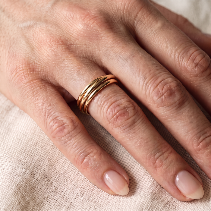 Trio Ring in gold, close up