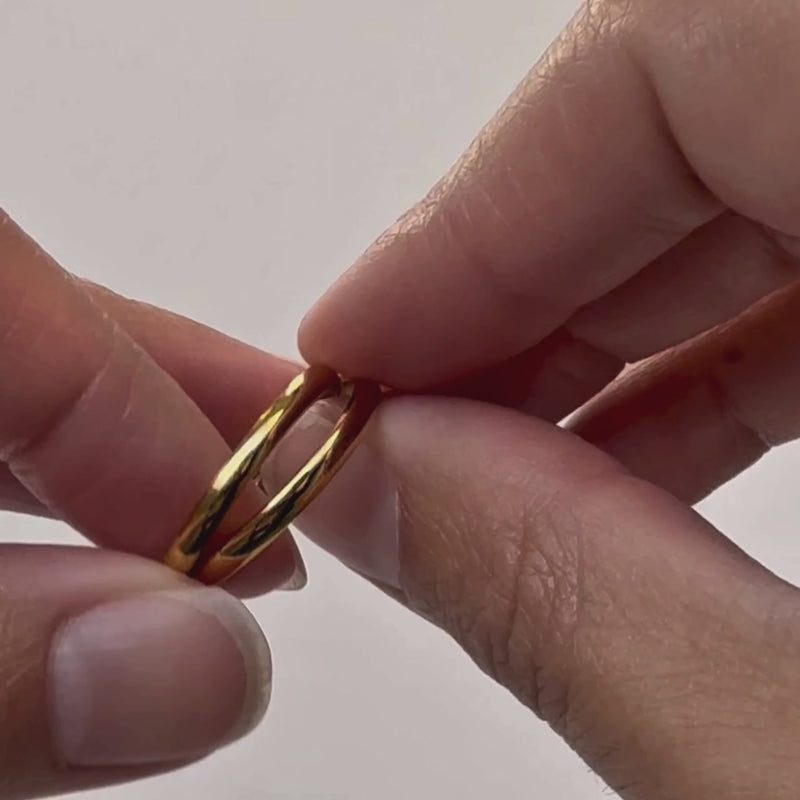 Double Ring in gold, the two bands rolling on the finger