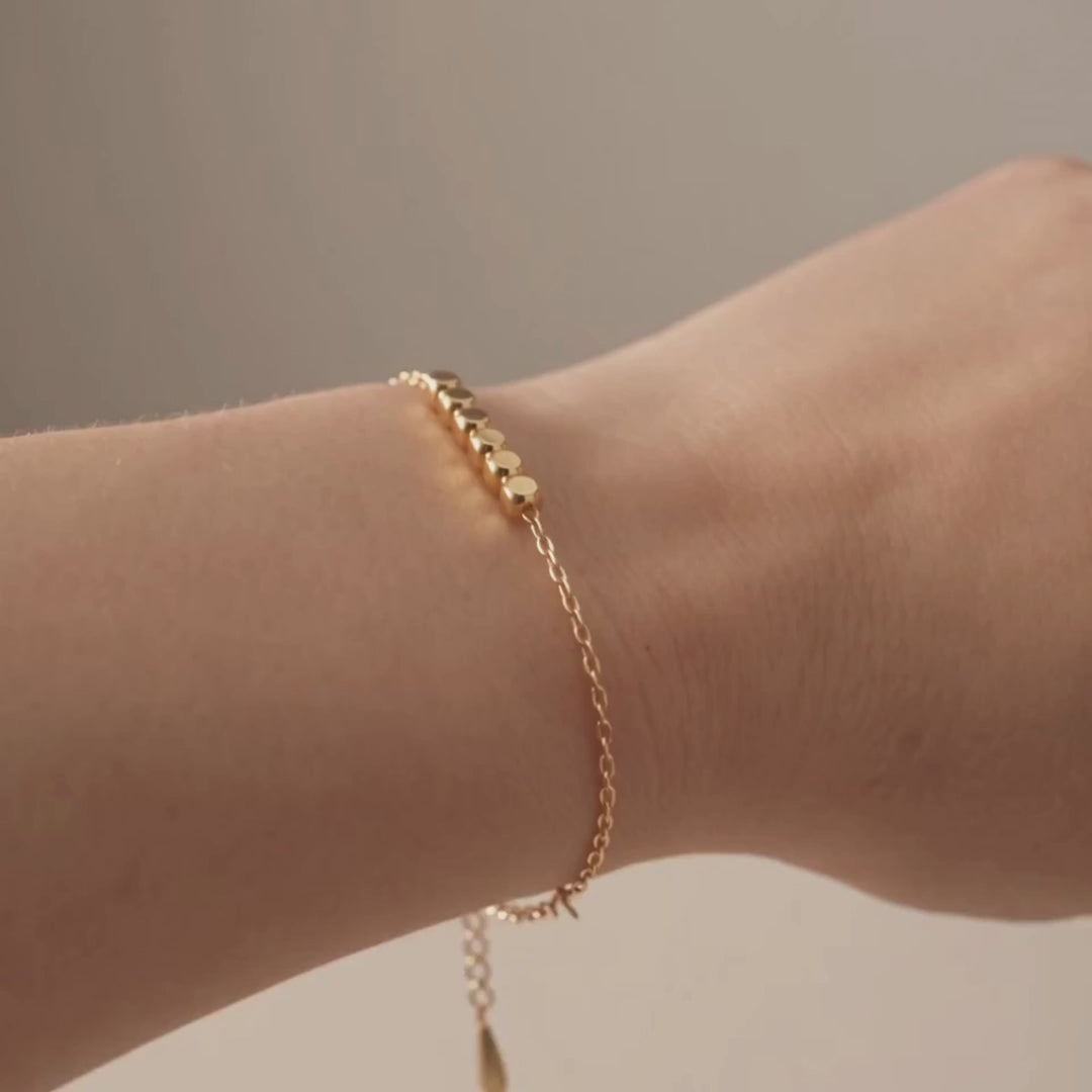 Block Bracelet in gold, the block easing along the chain