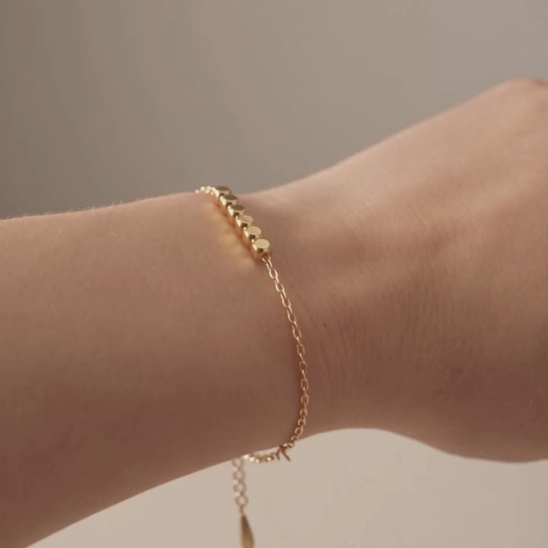 Block Bracelet in gold, the block easing along the chain